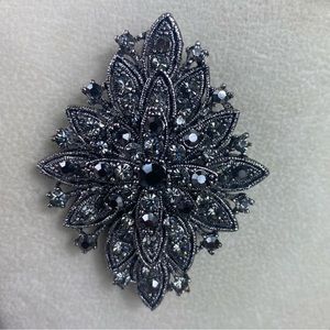 VINTAGE GUNMETAL AND HEMATITE CRYSTAL 
BROOCH.